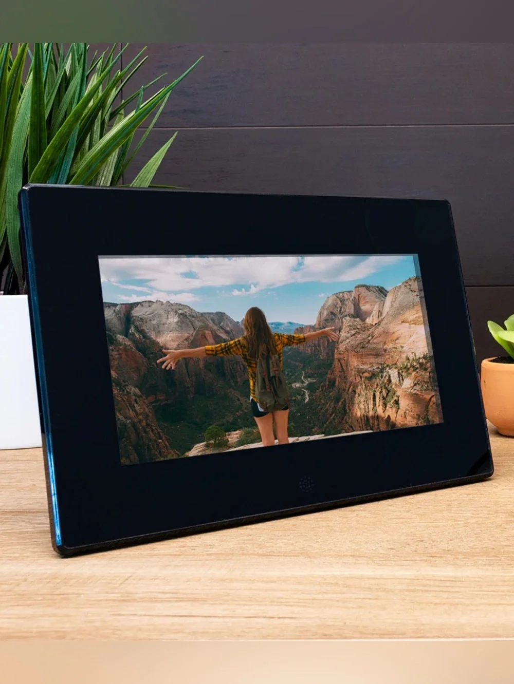 Tangelo Sleek Black 7” Digital Photo Frame